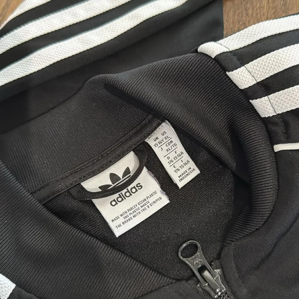 Adidas black zip up jacket. Sz YXL